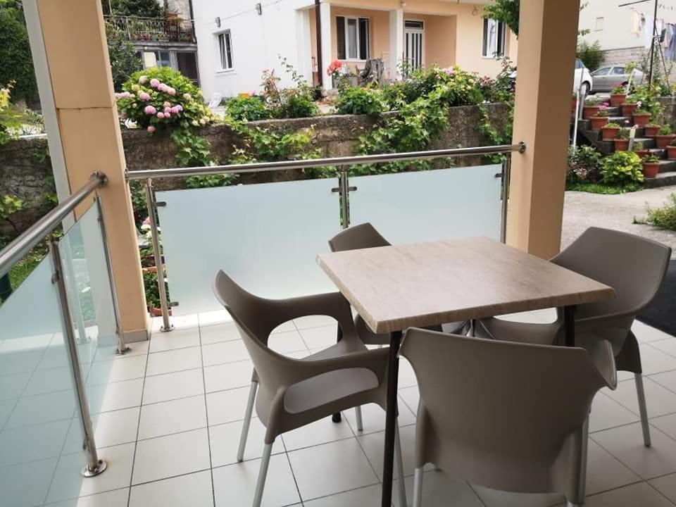 Apartmani Becici Værelse billede